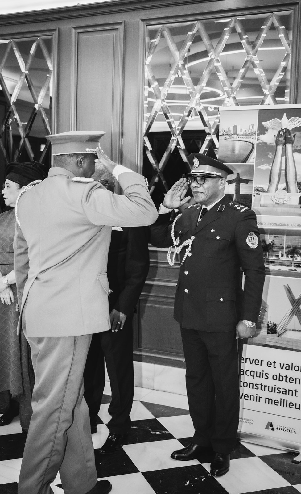 Cérémonie officielle en noir et blanc : salut militaire