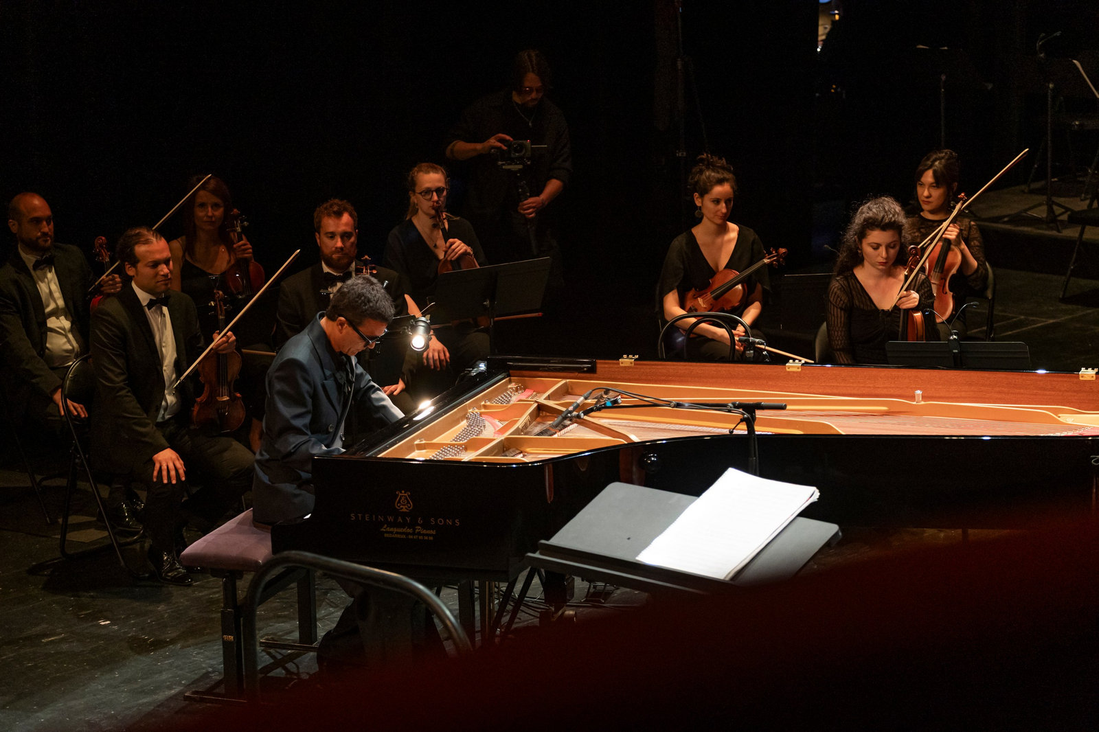 Photographie de concert : pianiste sur scène
