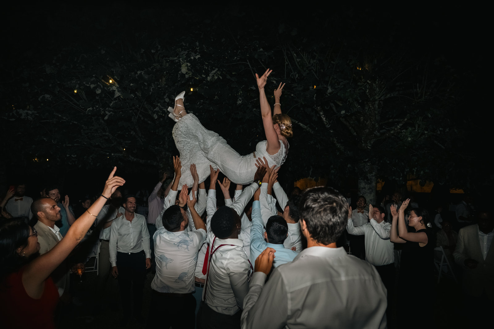 Soirée de mariage : la mariée portée par les invités