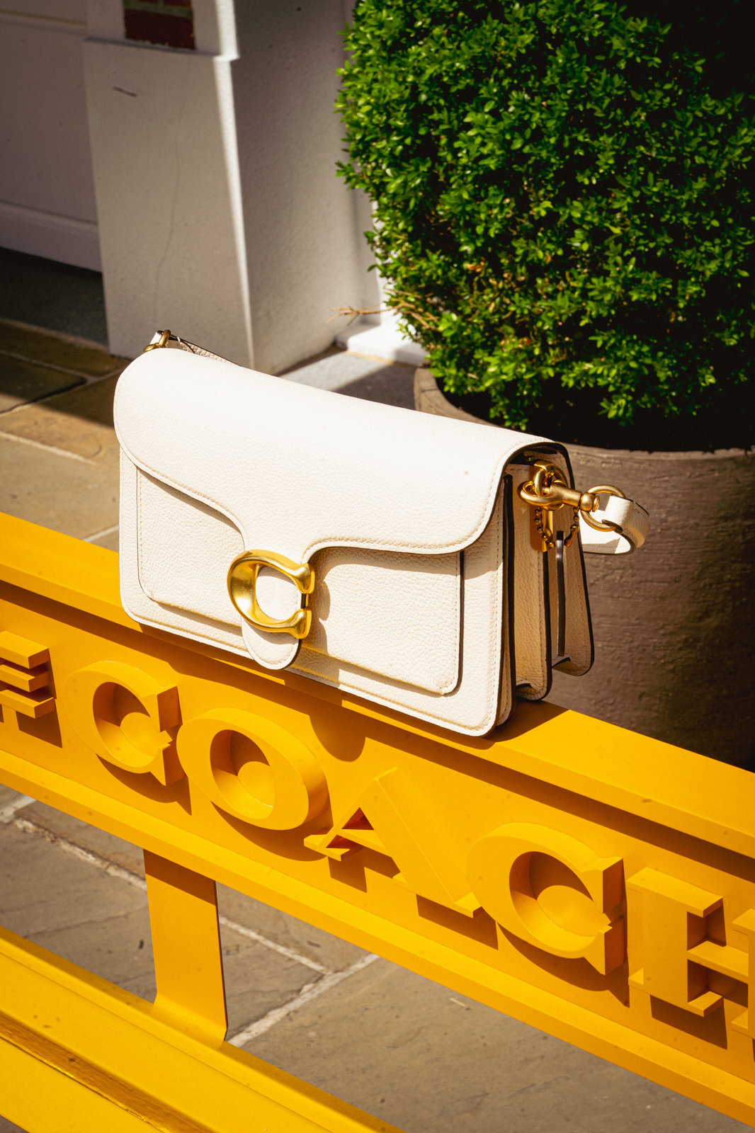 Photo produit : sac à main blanc mis en scène