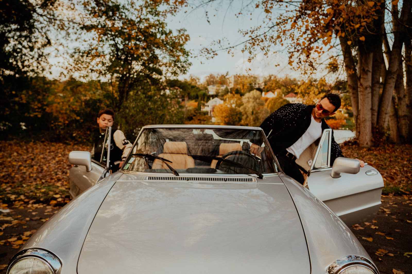 Shooting photo d'un artiste dans une voiture