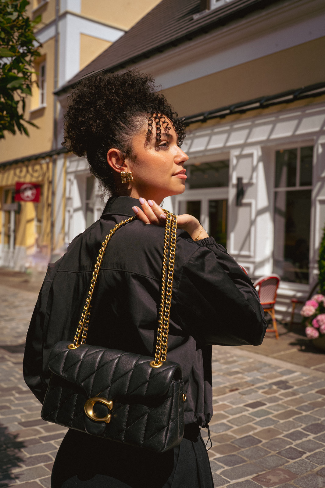 Shooting mode en ville : femme portant un sac à main noir